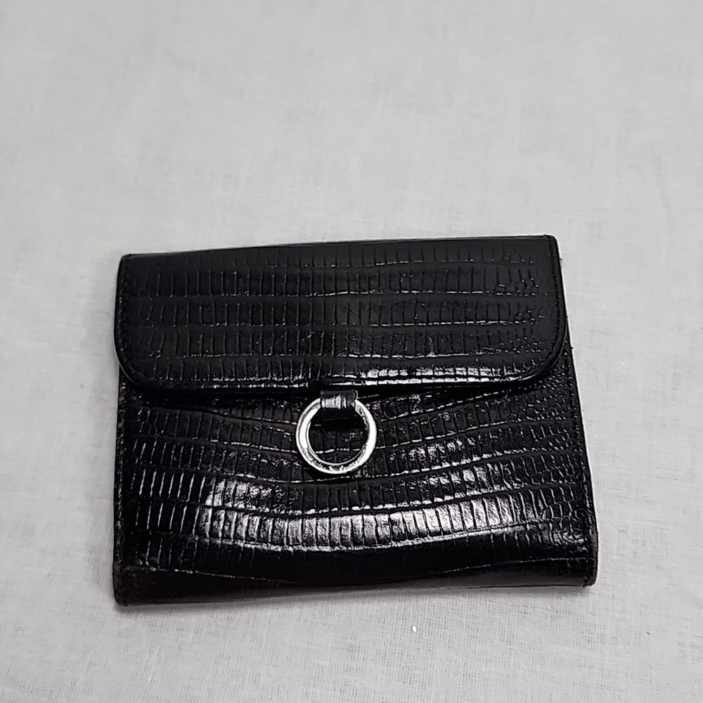 Get it free with a purchase 🤍 Black wallet